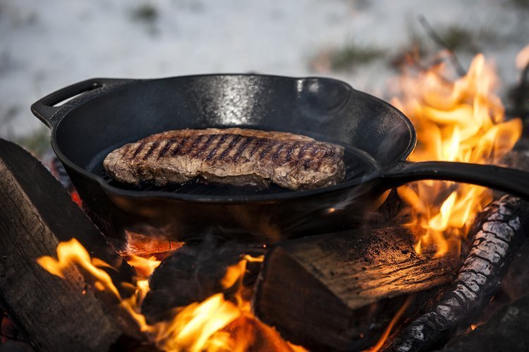 Żeliwna patelnia karbowana z rączką o średnicy 30 cm - Petromax