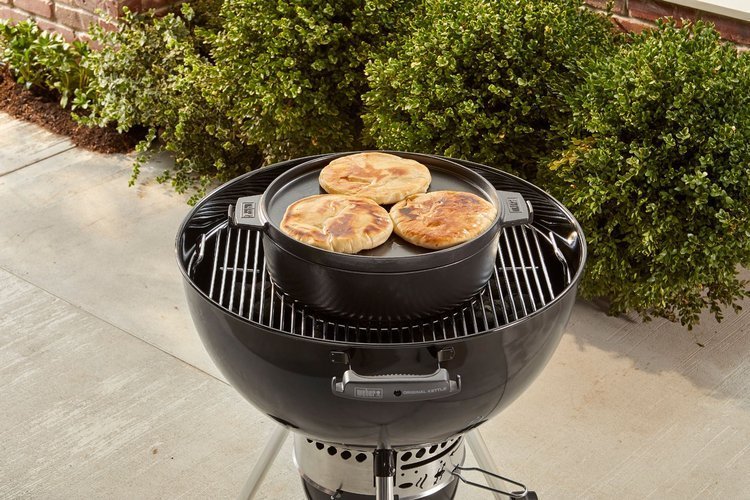 Żeliwny kociołek Dutch Oven 2 w 1 GBS firmy Weber